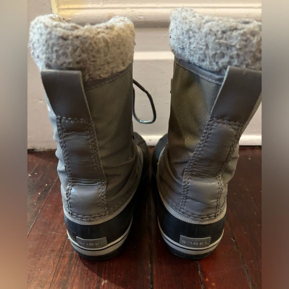 Sorel waterproof winter boot. Size 3 - Picture 2 of 5
